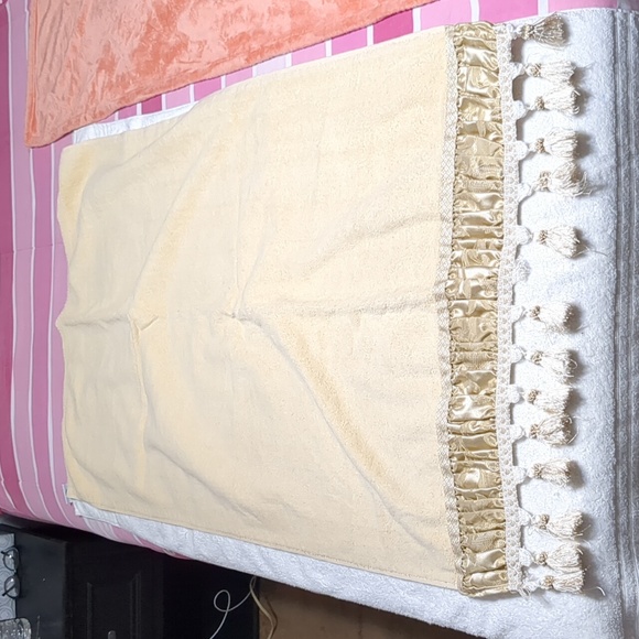 Beautiful Avanti Luxury Towels with Nice Decor / 3 Total - Picture 9 of 17